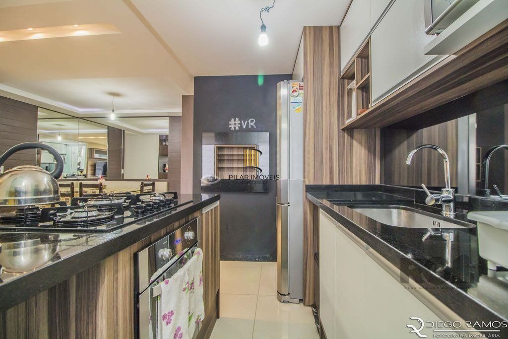 Vende apartamento de 3 quartos, sendo 1 suíte, mobiliado, 1 vaga coberta e escriturada, no Jardim Lindóia - Porto Alegre