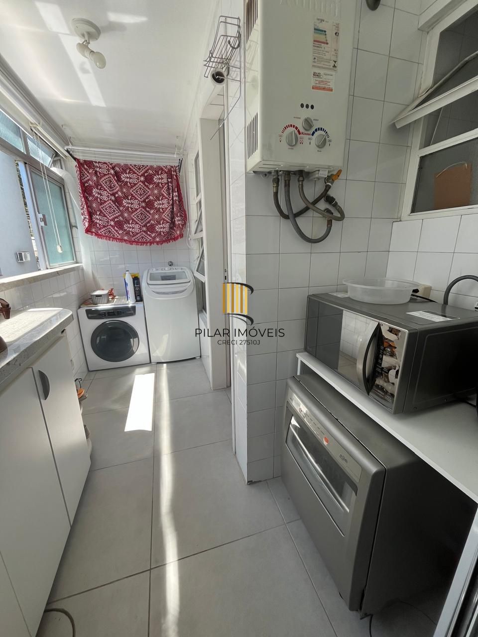 Apartamento de 2 quartos, 2 banheiros e 1 vaga de garagem no bairro Santana POA