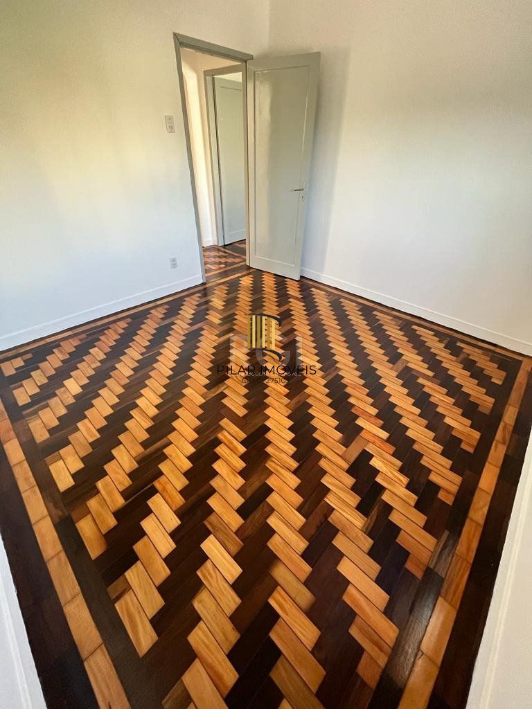 Apartamento de dois dormitórios, banheiro e sala no bairro da Azenha em Porto Alegre.