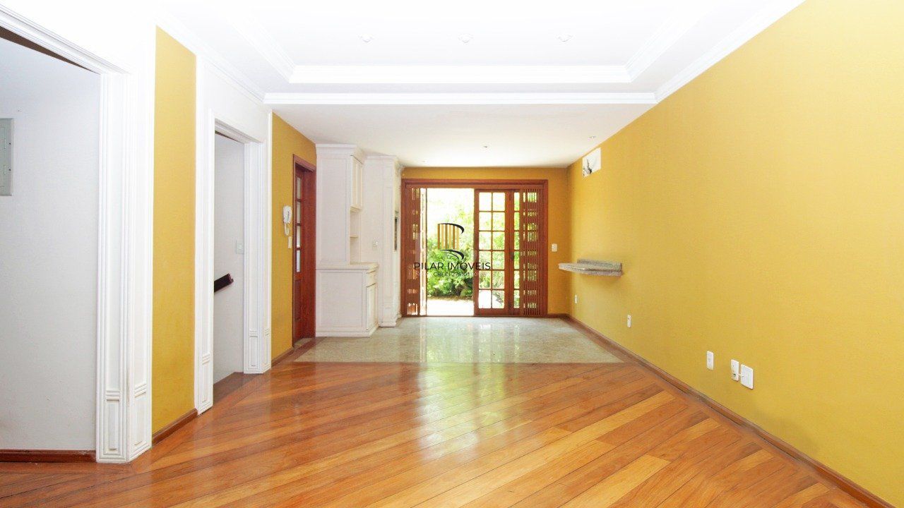   Excelente casa em condomínio com três (3) dormitórios, uma (1) suíte, duas (2) vagas de garagem próximo  ao Barra Shopping , no bairro  Cristal em Porto Alegre.