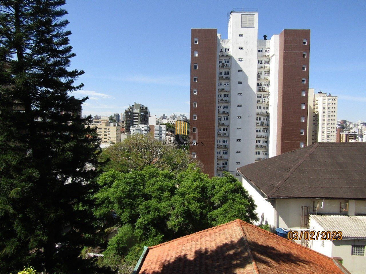 Apartamento de dois dormitórios e uma vaga de garagem na Rua Marcelo Gama, bairro Auxiliadora em Porto Alegre.