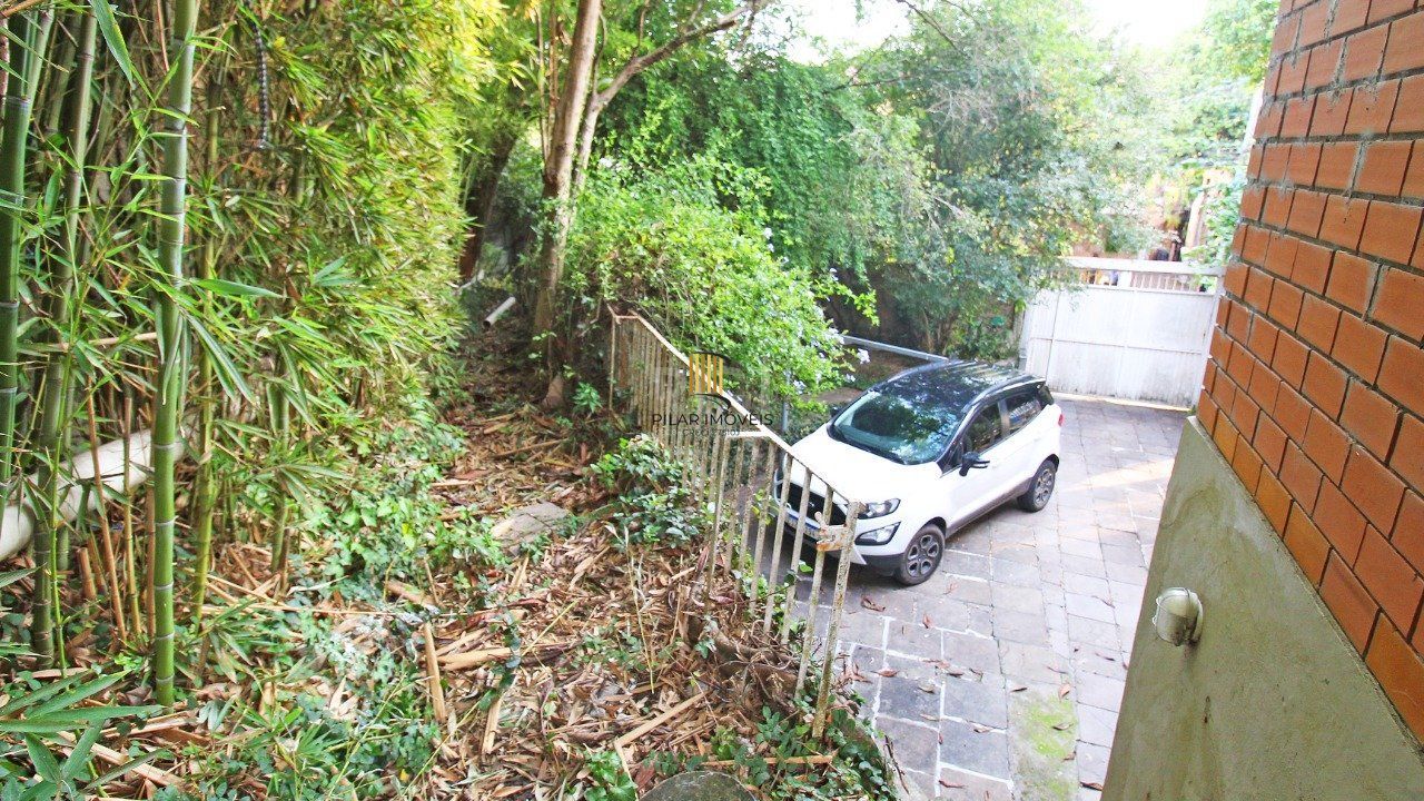 Casa com quatro (4) dormitórios,  duas (2) vagas de garagem, no bairro Passo da Areia em Porto Alegre.