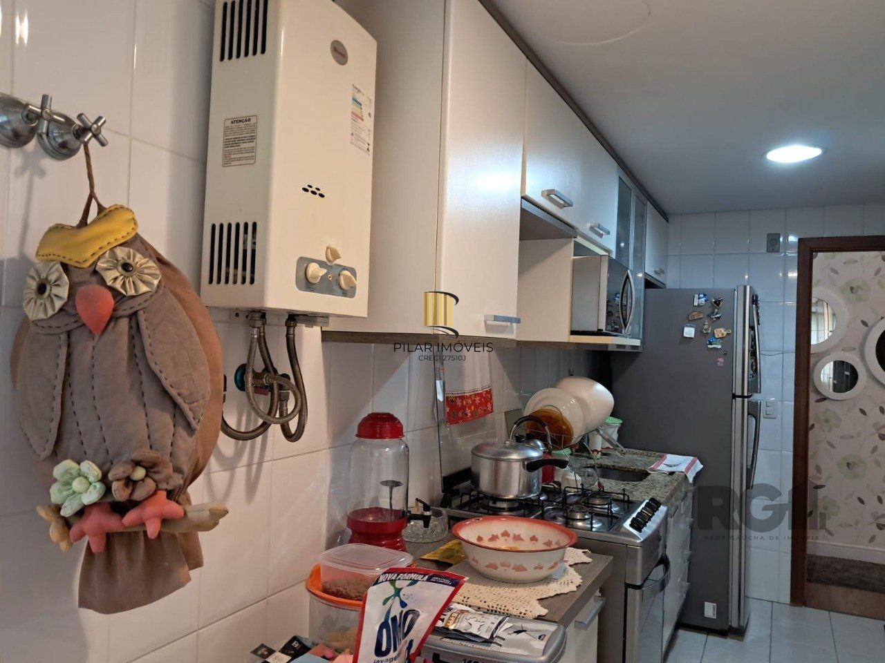 Apartamento de dois quartos, suíte e uma vaga de garagem no bairro Santana em Porto Alegre.