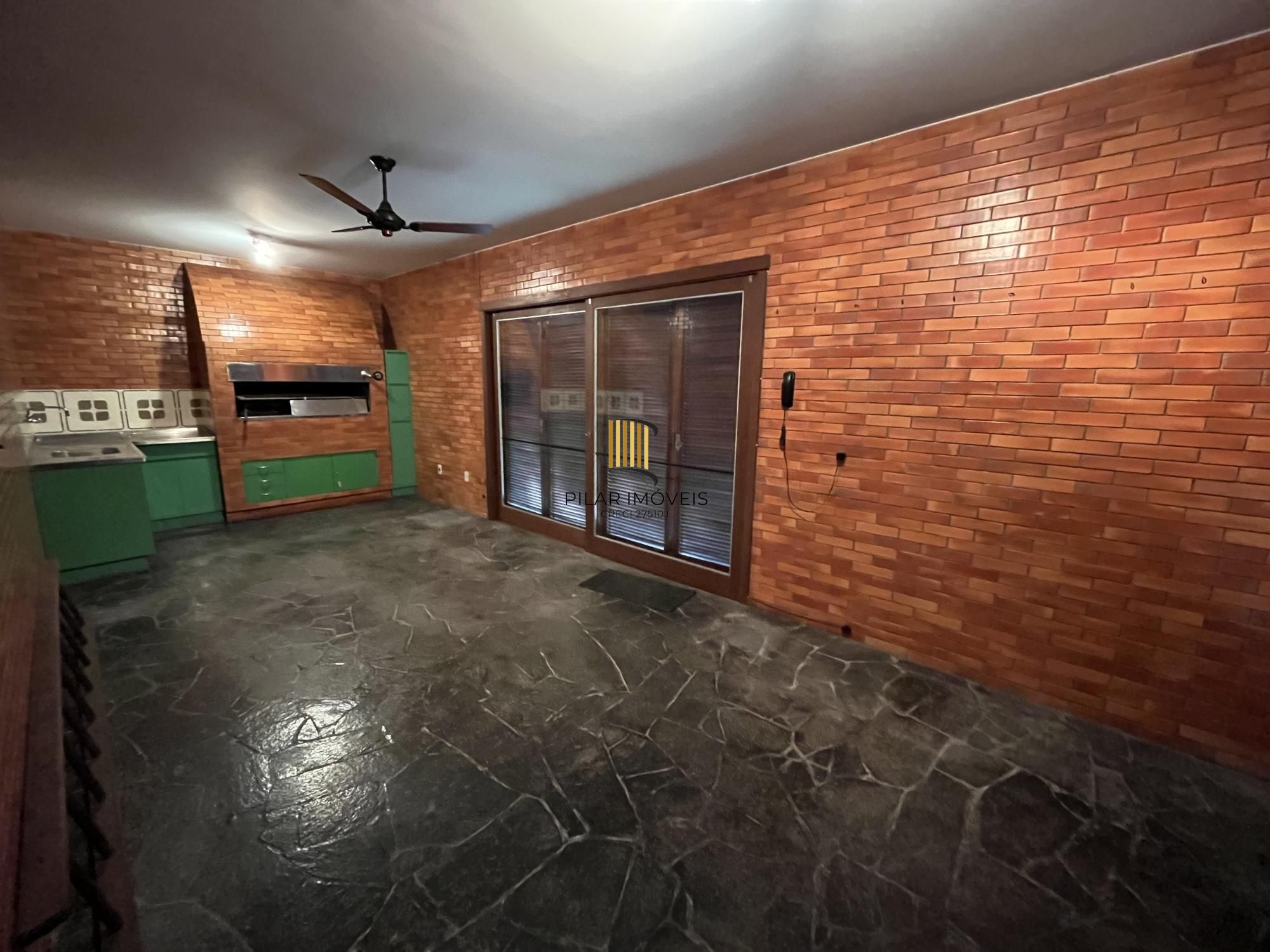 Casa de 4 quartos, 2 suítes e 2 vagas de garagem no bairro Boa Vista em POA