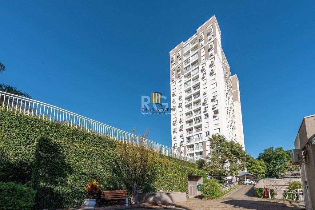 Apartamento de três dormitórios, suíte e uma vaga de garagem no bairro Cristo Redentor em Porto Alegre.