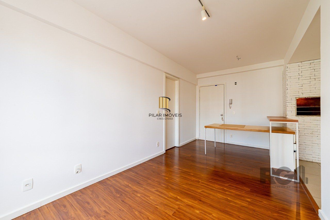 Apartamento de um quarto, suíte e uma vaga de garagem no bairro Santa Cecilia em Porto Alegre.