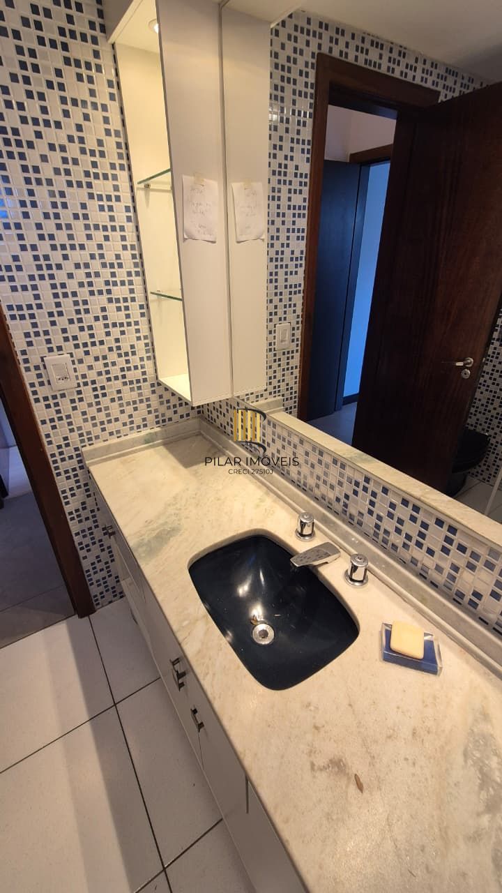 apartamento de 2 quartos, suíte e 1 vaga de garagem no bairro Menino Deus