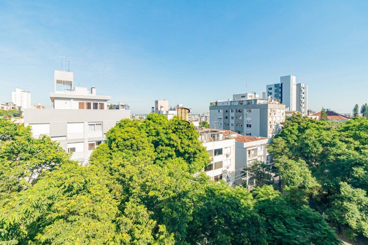 Cobertura de três quartos, suíte e uma vaga de garagem no bairro Higienópolis