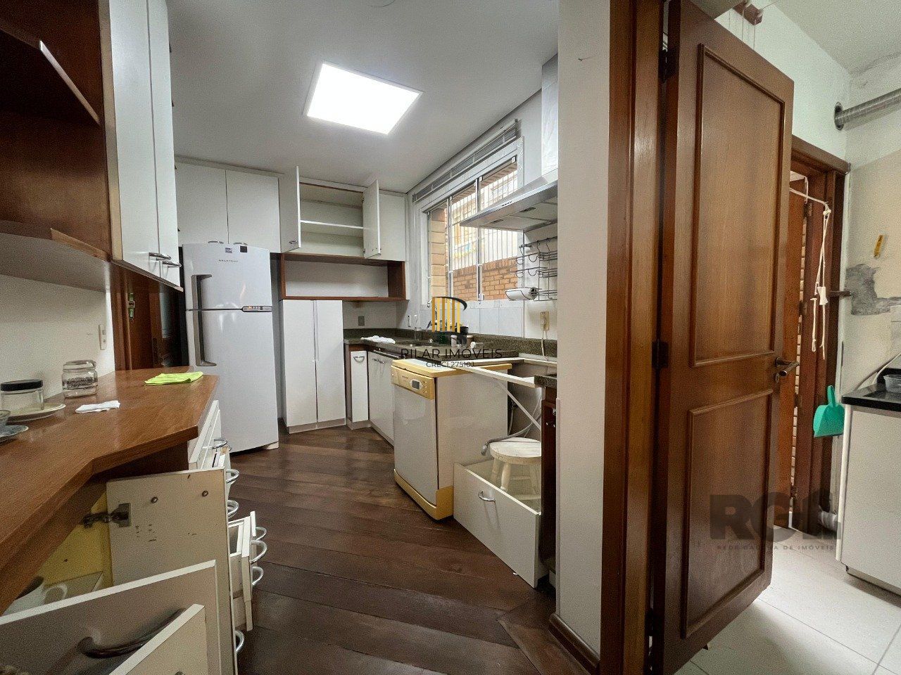 Casa de três quartos, suíte e quatro vagas de garagem no bairro Menino Deus em Porto Alegre