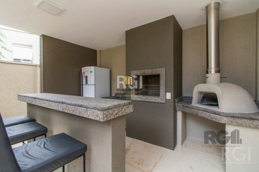Apartamento com 75m² privativos, 2 dormitórios sendo 1 suíte, living dois ambientes,  imóvel arejado e iluminado.