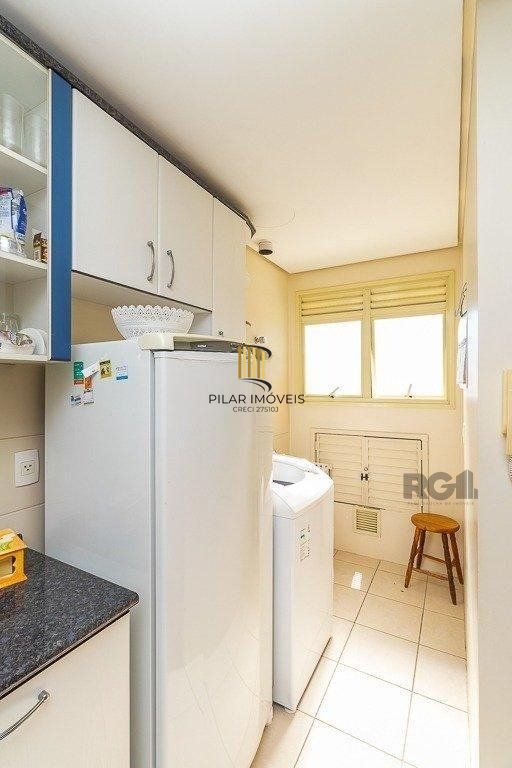   Apartamento de um quarto, suíte e uma vaga de garagem no bairro Menino Deus em Porto Alegre.
