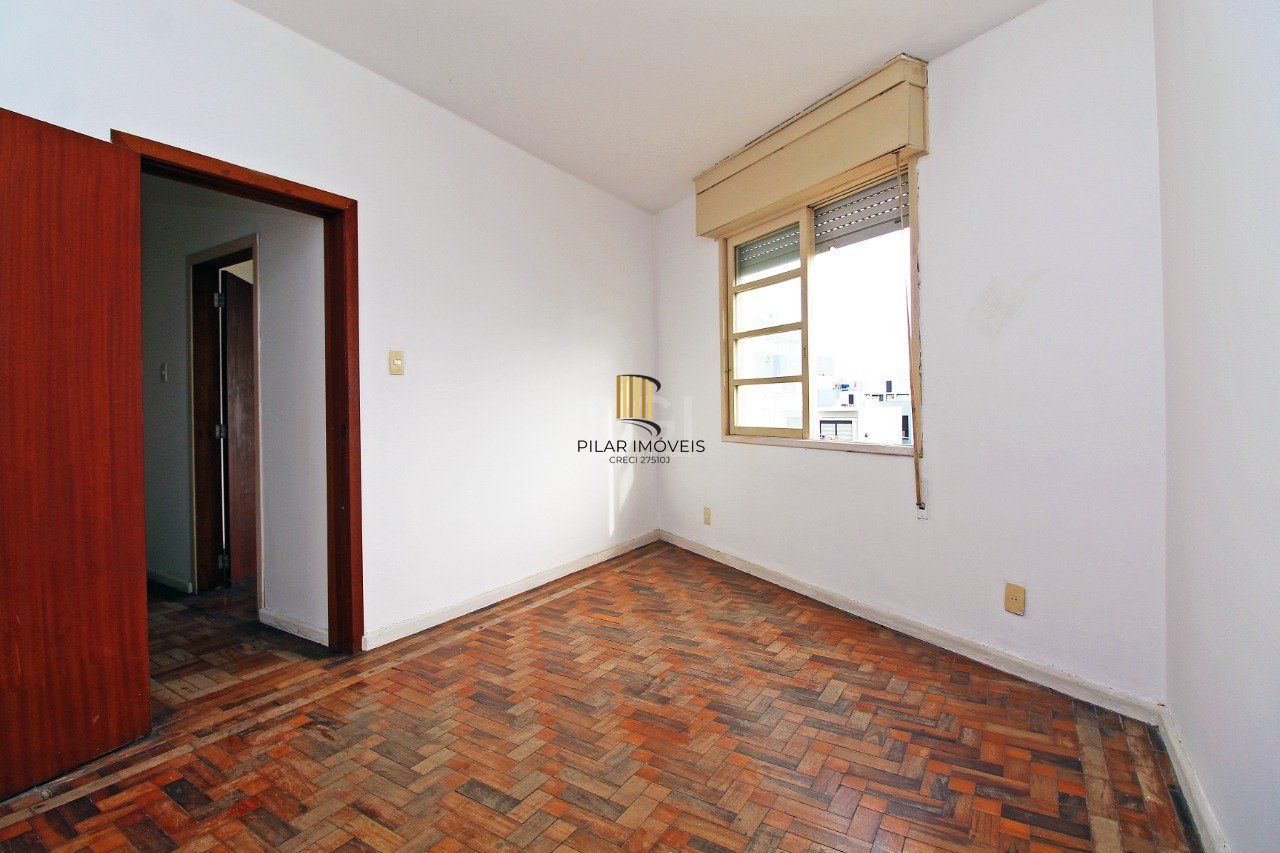 Apartamento de 2 (dois) dormitórios, com excelente localização, no Bairro Petrópolis. Amplo living, cozinha e área de serviço, banho social.