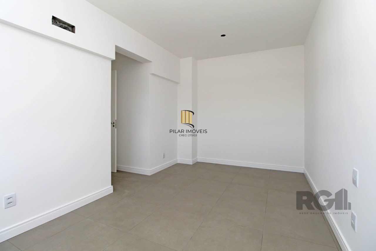 Apartamento de dois dormitórios, suíte e uma vaga de garagem no bairro Petrópolis em Porto Alegre.