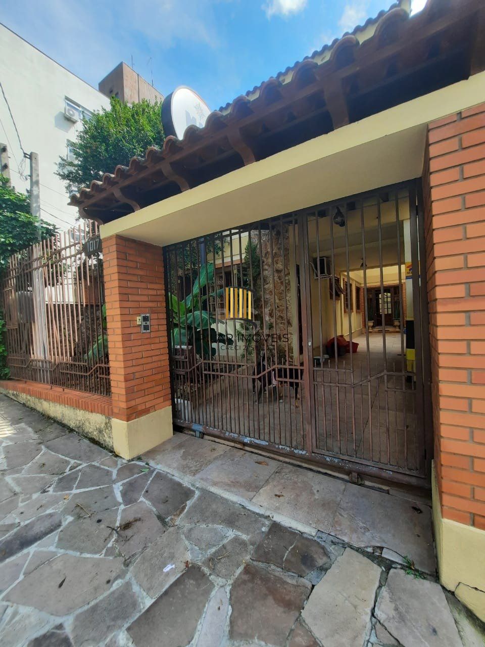 Casa para Venda - 347m², 5 dormitórios, sendo 2 suites, 3 vagas - São João
