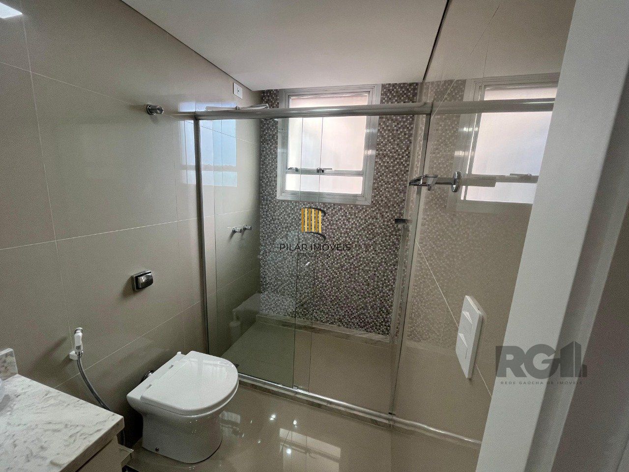 Apartamento de três quartos, suíte e uma vaga de garagem no bairro Independência em Porto Alegre.