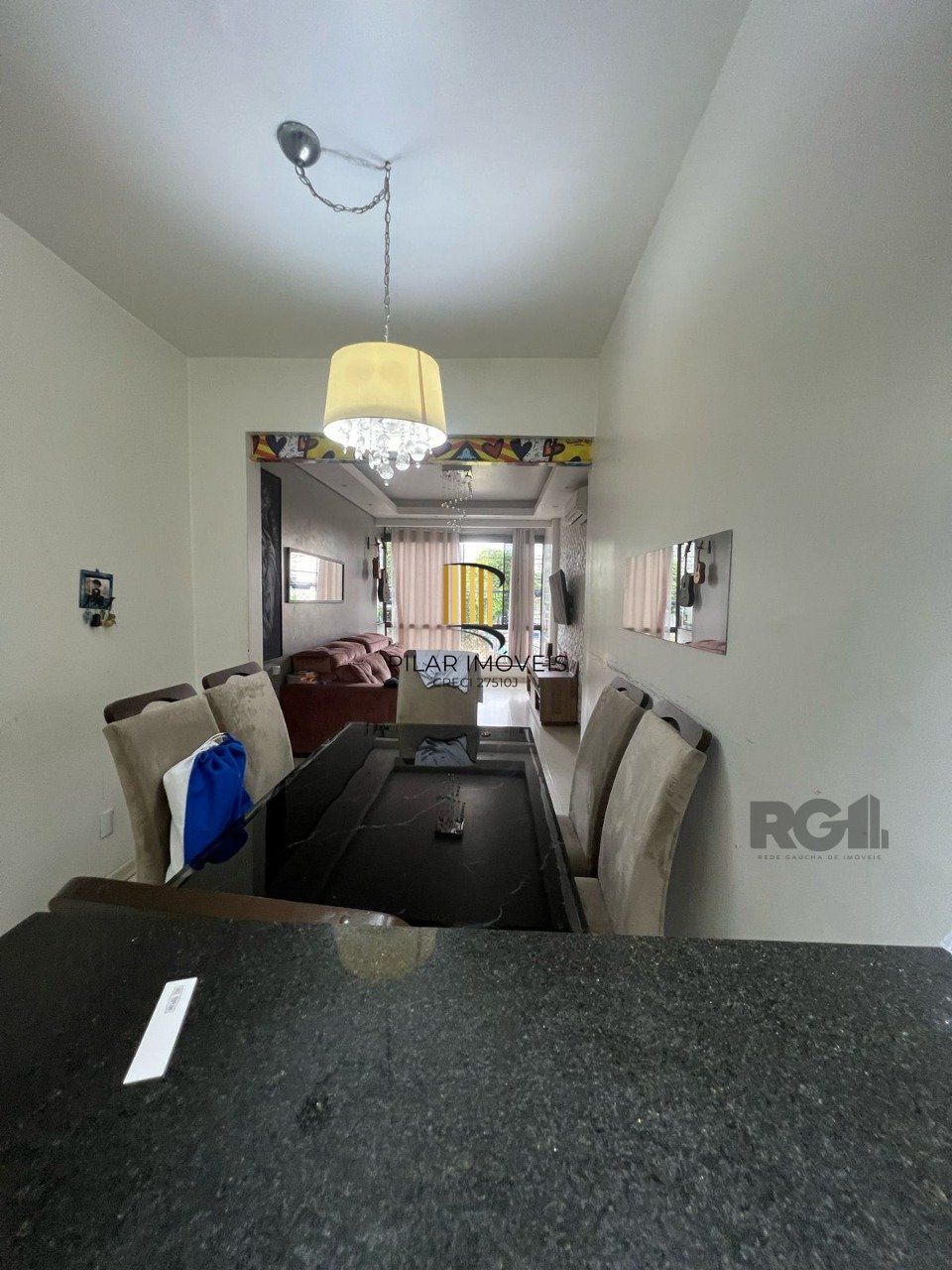 Apartamento de dois quartos no bairro Jardim Botânico em Porto Alegre.