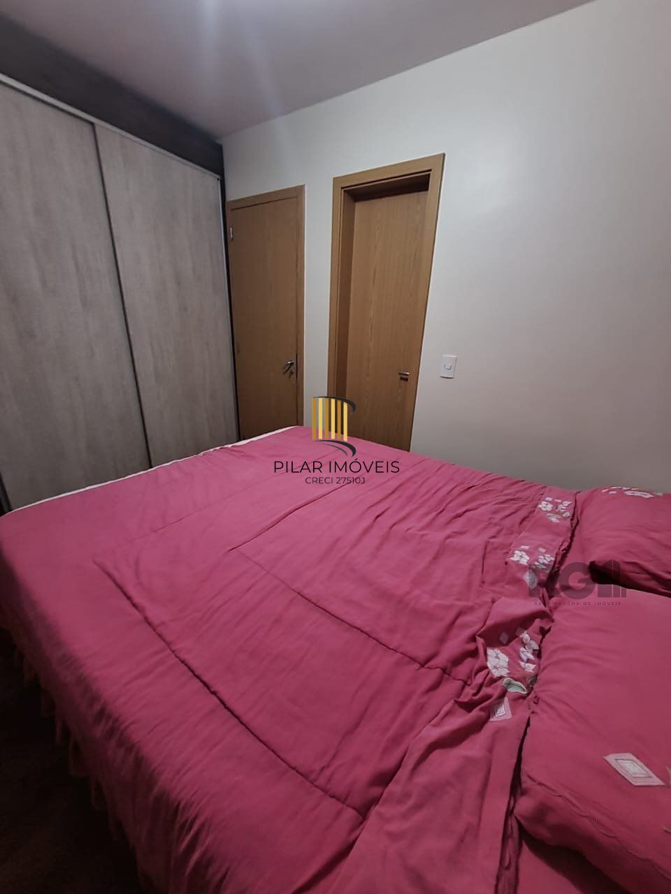 Apartamento de três dormitórios, suíte e uma vaga de garagem no bairro Jardim Carvalho em Porto Alegre.