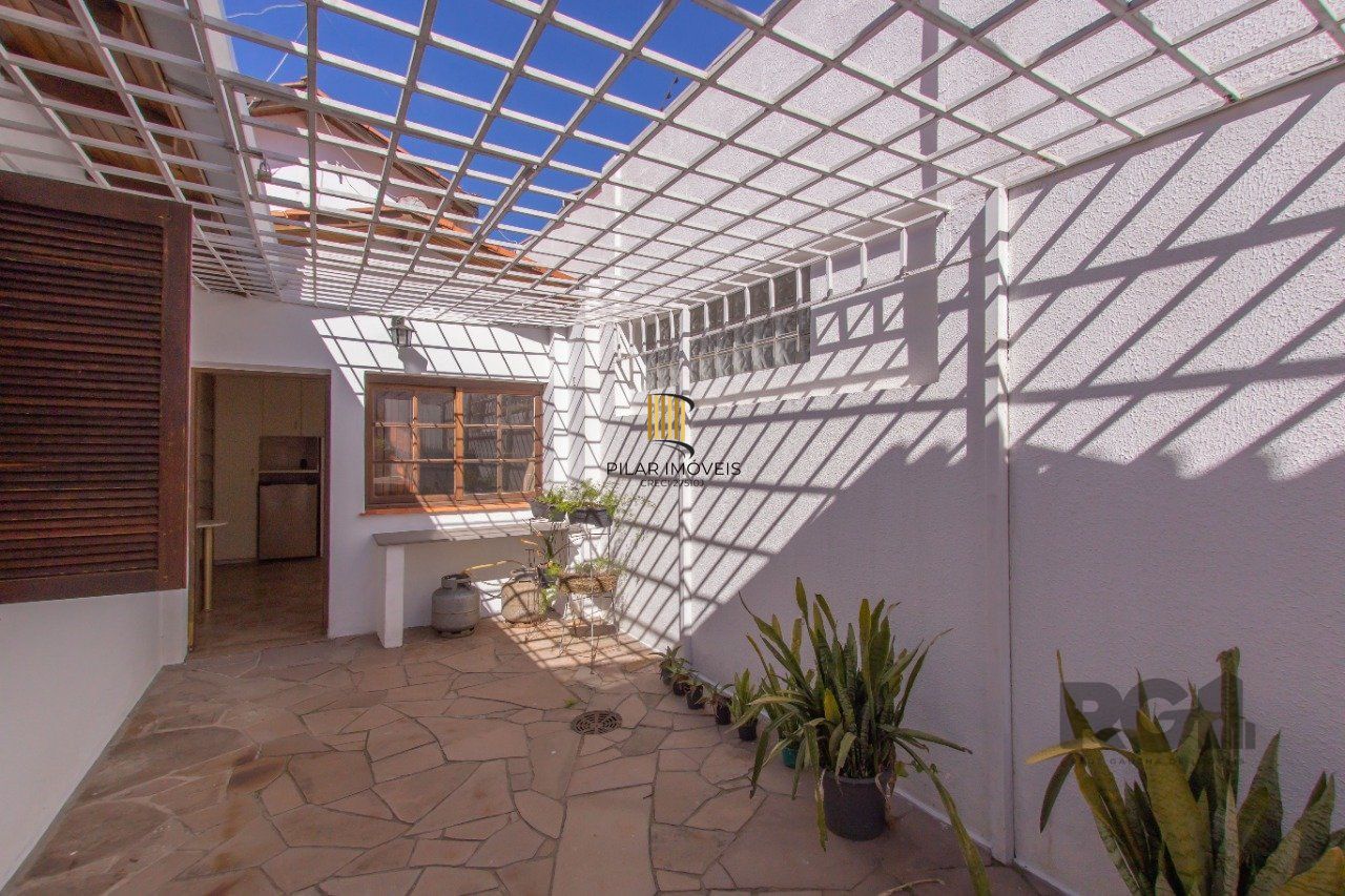 Casa de três quartos, suíte e Três vagas de garagem no bairro São João em POA/RS