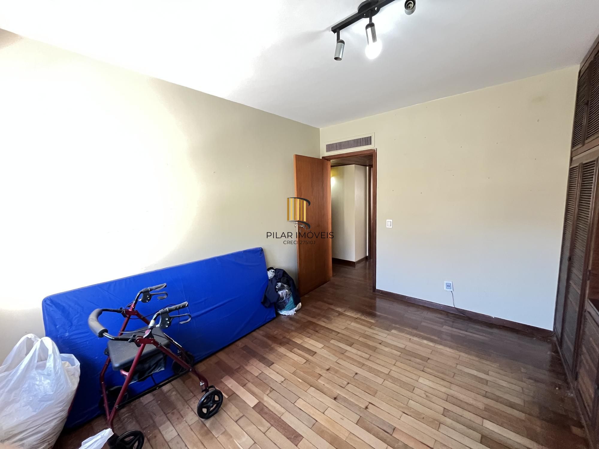 Apartamento de 3 quartos, suíte e 2 vagas de garagem no bairro Auxiliadora POA