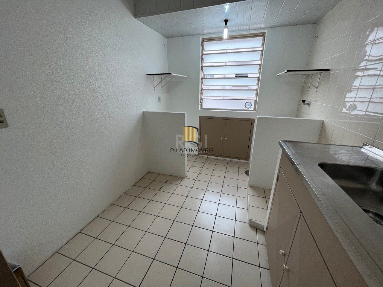Apartamento de um dormitório no condomínio Piratini com uma vaga de garagem escriturada.