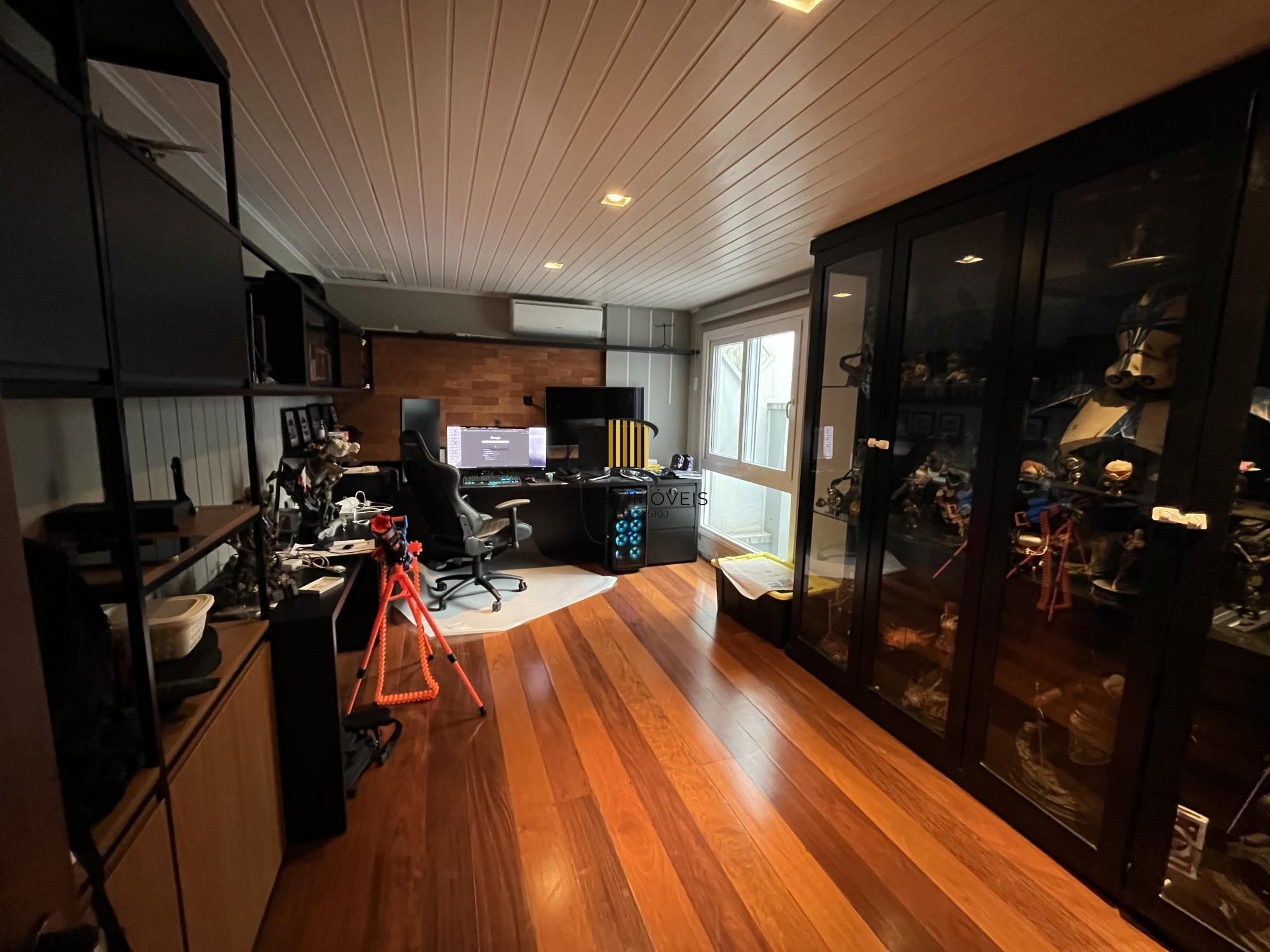 Casa de 3 quartos, todos suítes e 2 vagas de garagem no bairro Boa Vista em POA