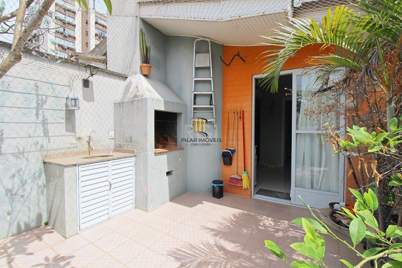 Cobertura de dois dormitórios e dois banheiros, próximo ao hospital Moinhos de Vento e shopping total, bairro Floresta em Porto Alegre.