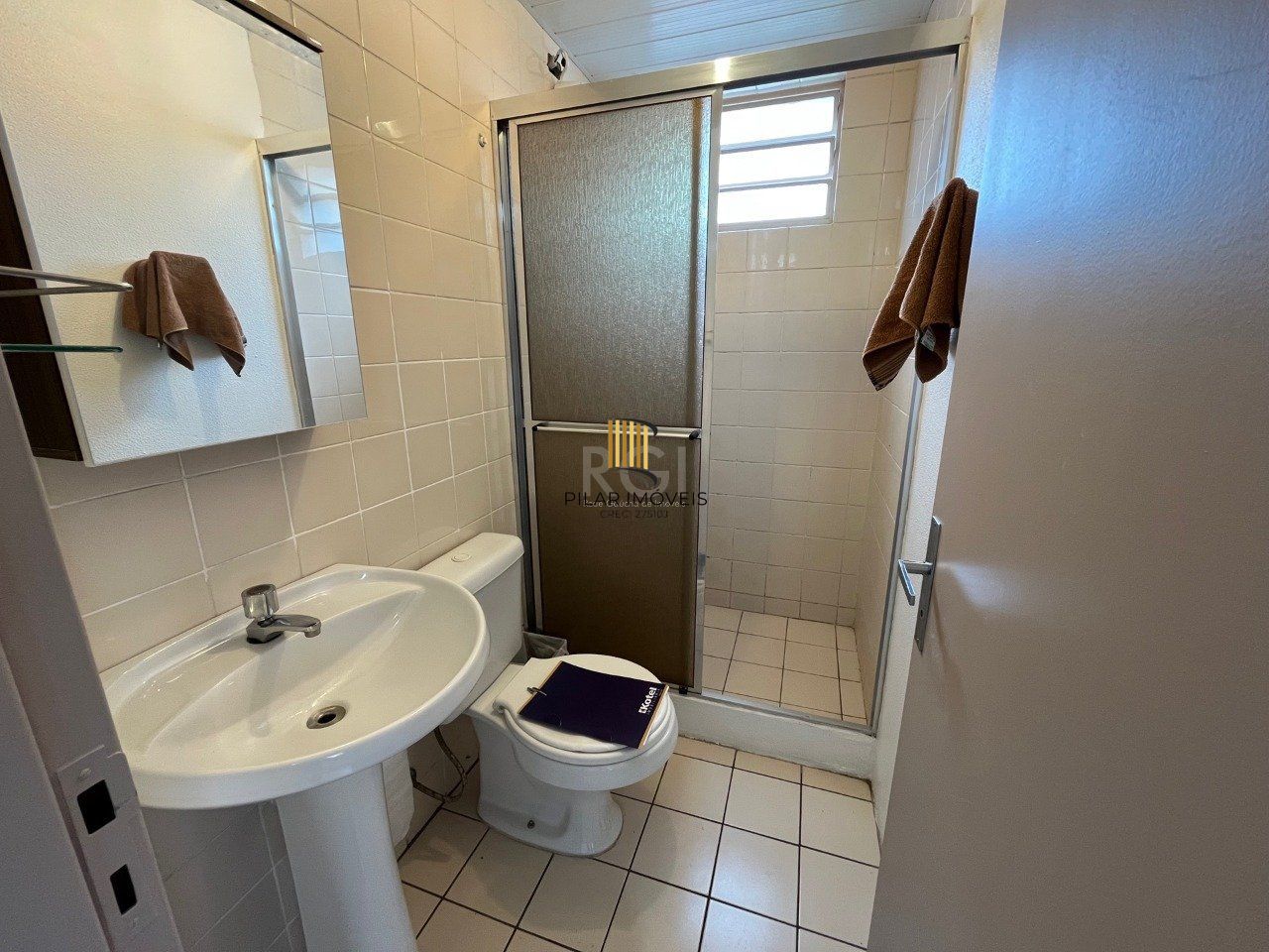 Apartamento de um dormitório no condomínio Piratini com uma vaga de garagem escriturada.