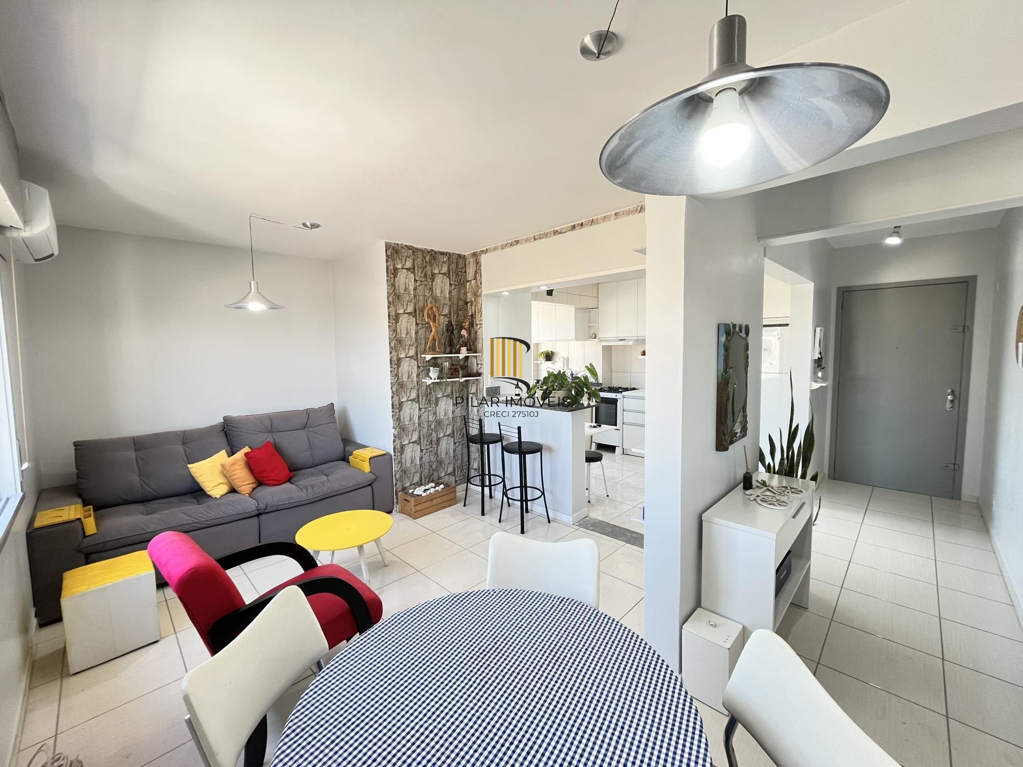 Apartamento de 2 quartos, suíte e 1 vaga de garagem no bairro Farroupilha em POA