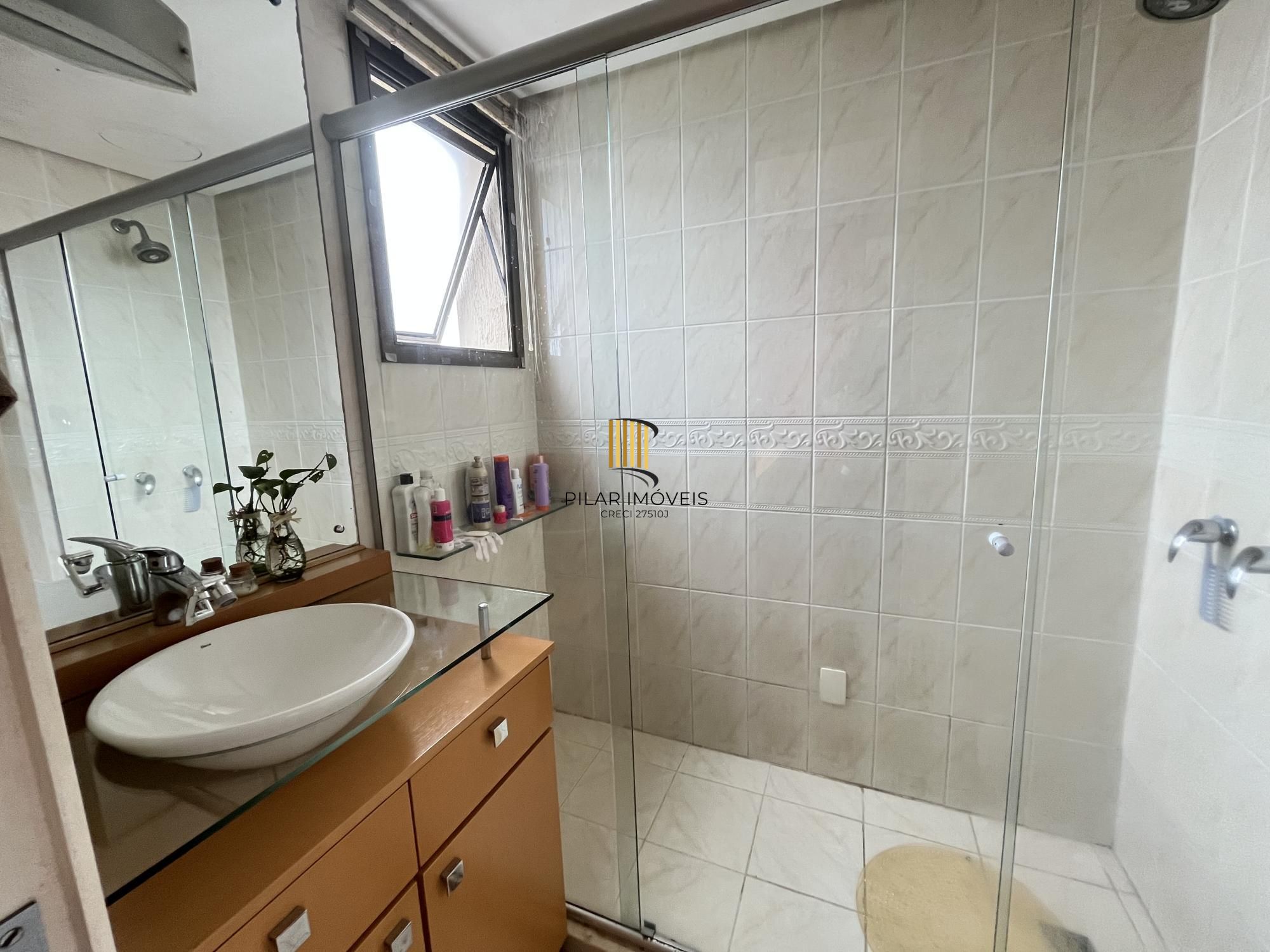 Apartamento de três dormitórios, suíte e uma vaga de garagem no bairro Santana