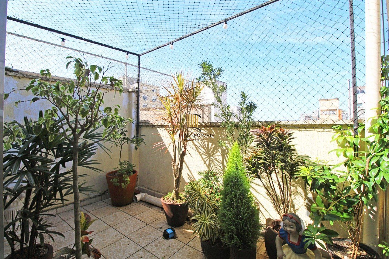 Vende Apartamento de cobertura duplex de 2 dormitórios com garagem escriturada e semi-mobiliado, no bairro Cidade Baixa.