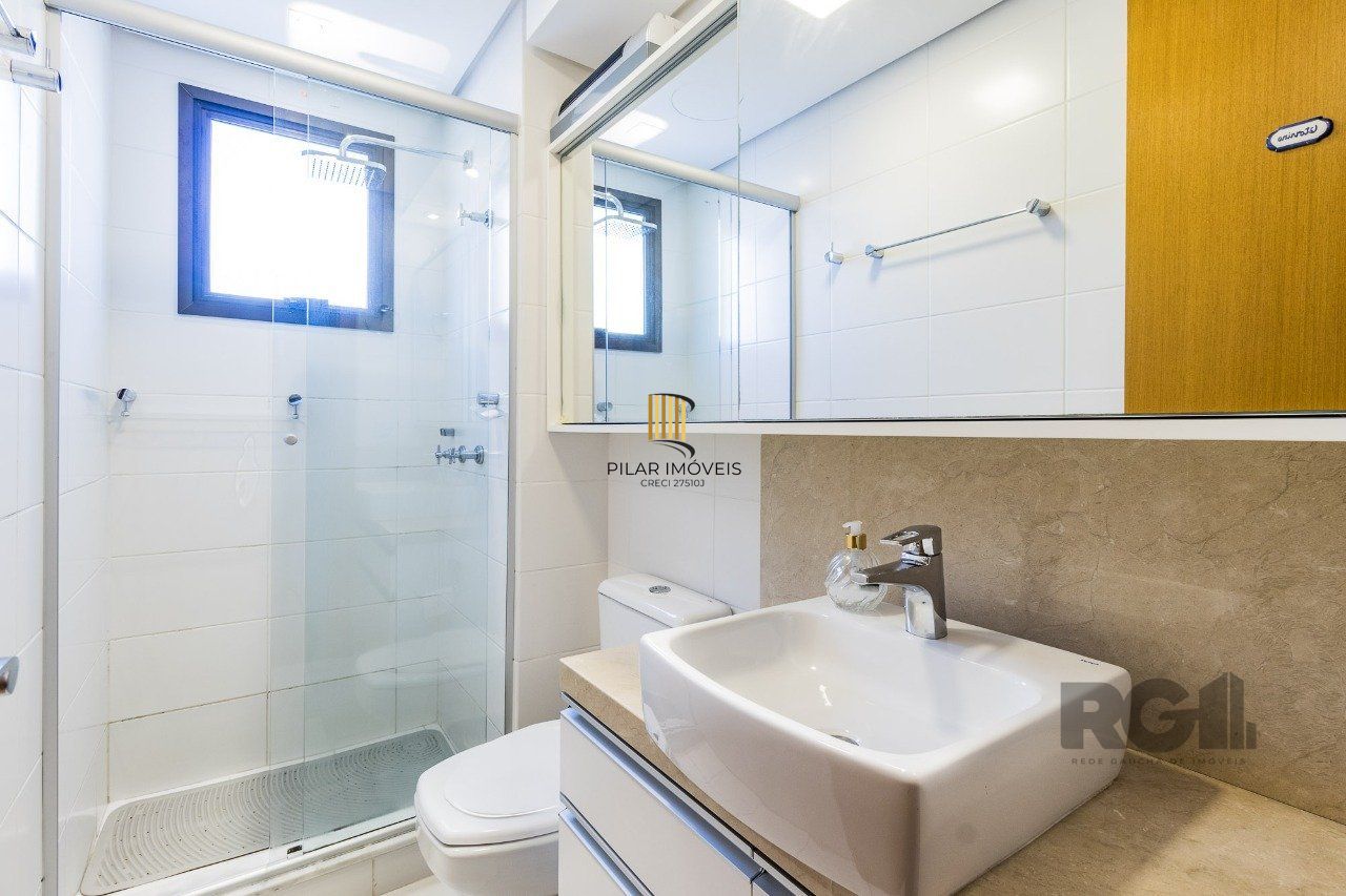 Apartamento de três quartos, suíte e duas vagas de garagem no bairro Rio Branco em Porto Alegre.
