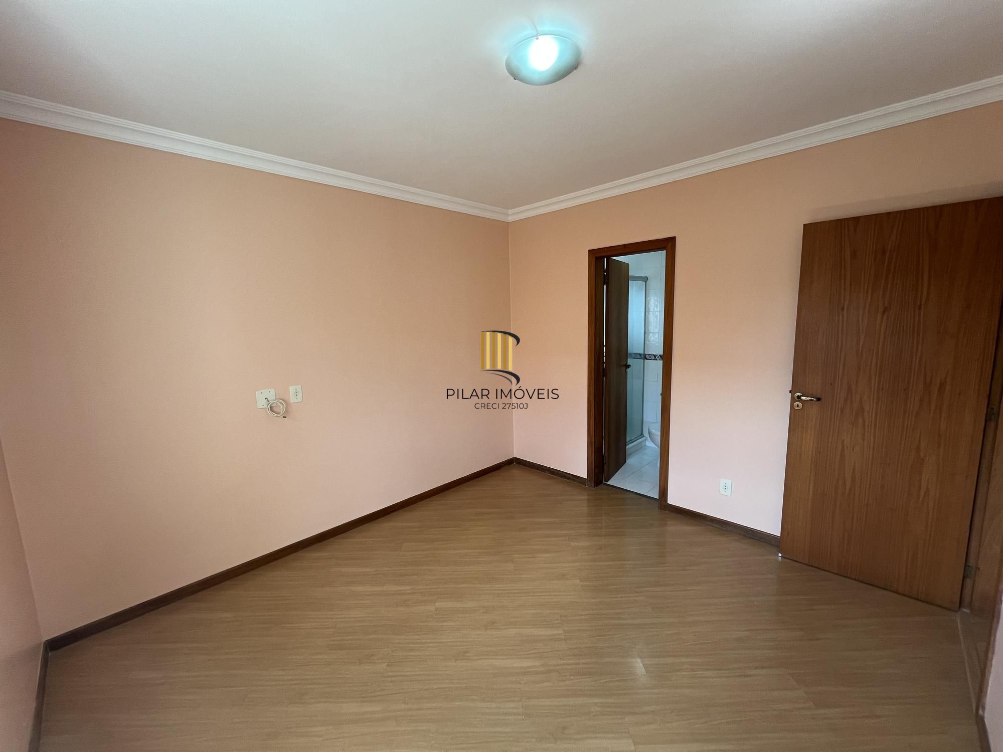 Apartamento de dois quartos, suíte e uma vaga de garagem no bairro Menino Deus