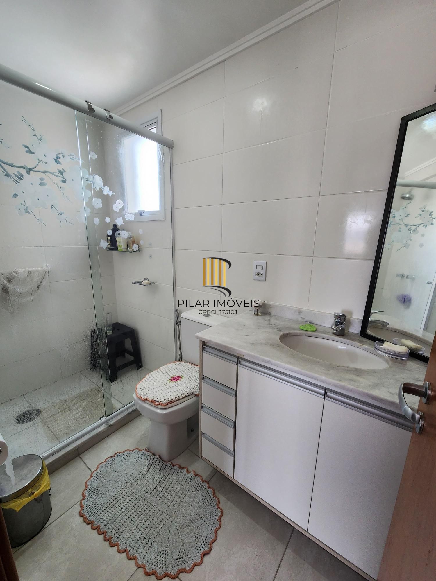 Apartamento de 2 quartos, suíte e 2 vagas garagem no bairro Santana Porto Alegre