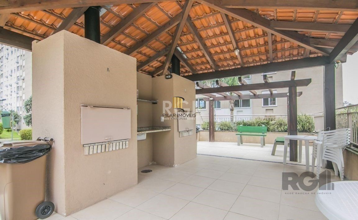 Apartamento de três dormitórios, suíte e uma vaga de garagem no bairro Jardim Carvalho em Porto Alegre.