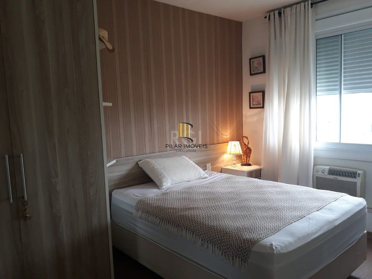 Apartamento de três dormitórios, suíte e uma vaga de garagem no bairro Cristo Redentor em Porto Alegre.