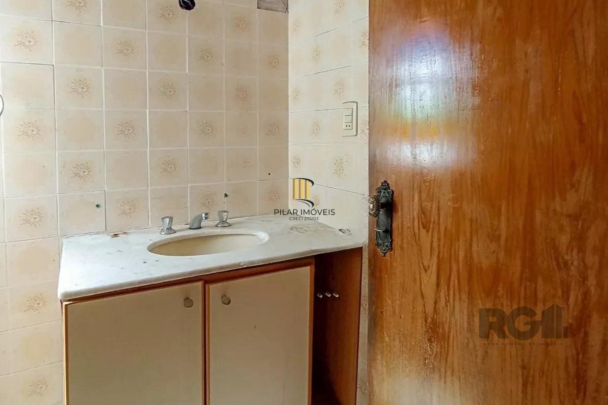  Apartamento amplo com dois dormitórios no bairro Rio Branco  em Porto Alegre. 