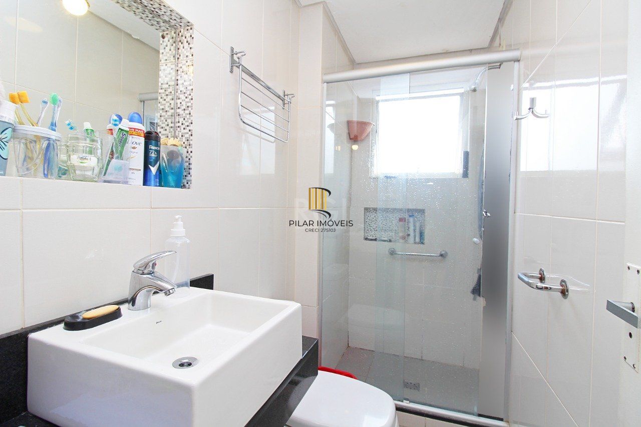 Cobertura de dois dormitórios e dois banheiros, próximo ao hospital Moinhos de Vento e shopping total, bairro Floresta em Porto Alegre.