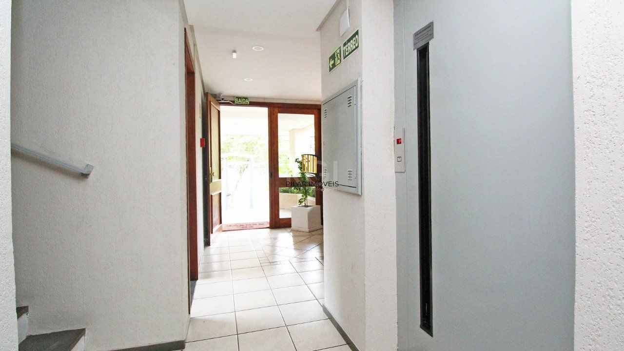 Apartamento de dois dormitórios e uma vaga de garagem na Rua Marcelo Gama, bairro Auxiliadora em Porto Alegre.