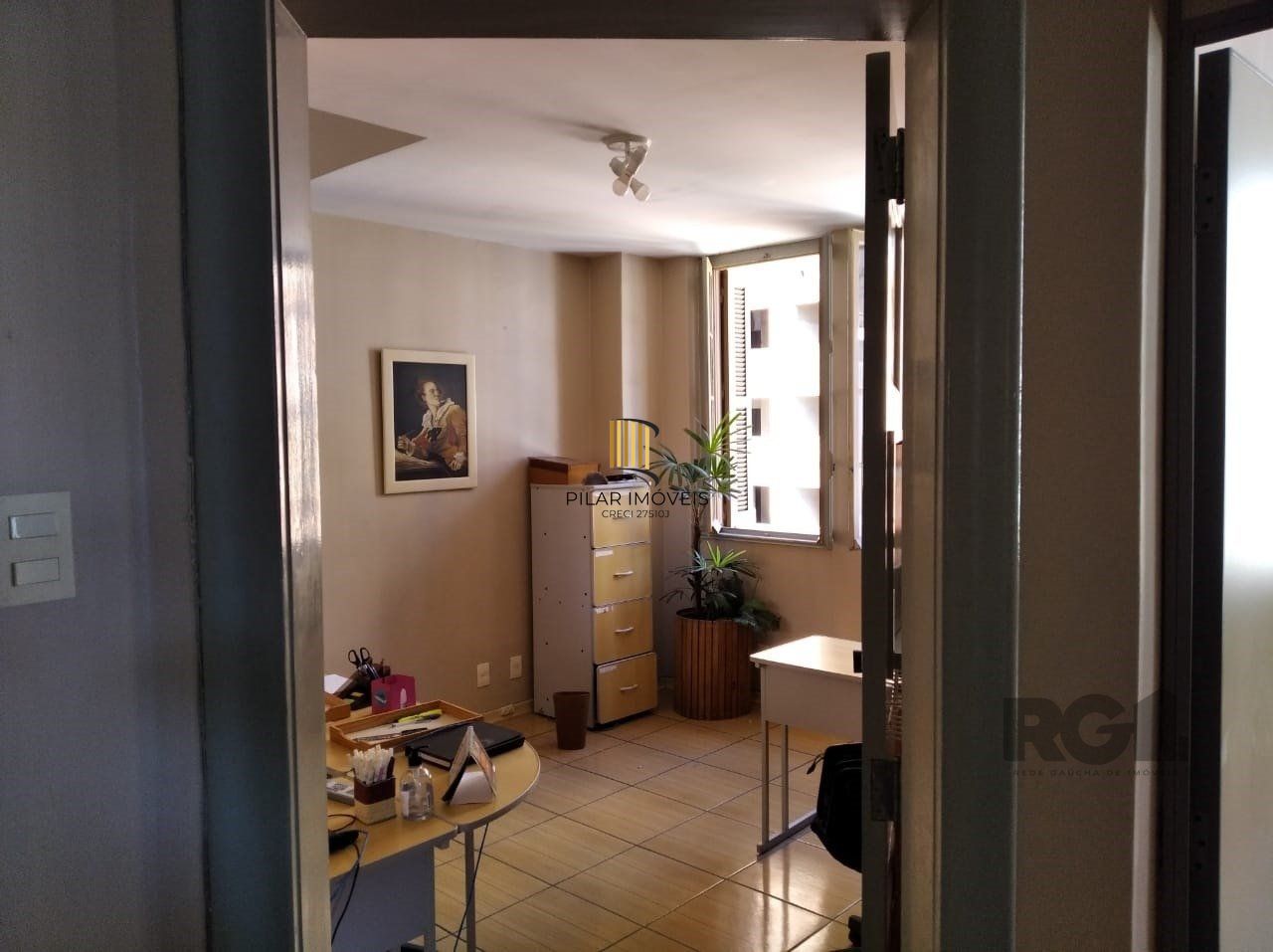 Vende sala com excelente localização próximo do Mercado Público, frente, andar alto. Condomínio oferece: Portaria em horário comercial, elevadores e câmeras de vigilância.