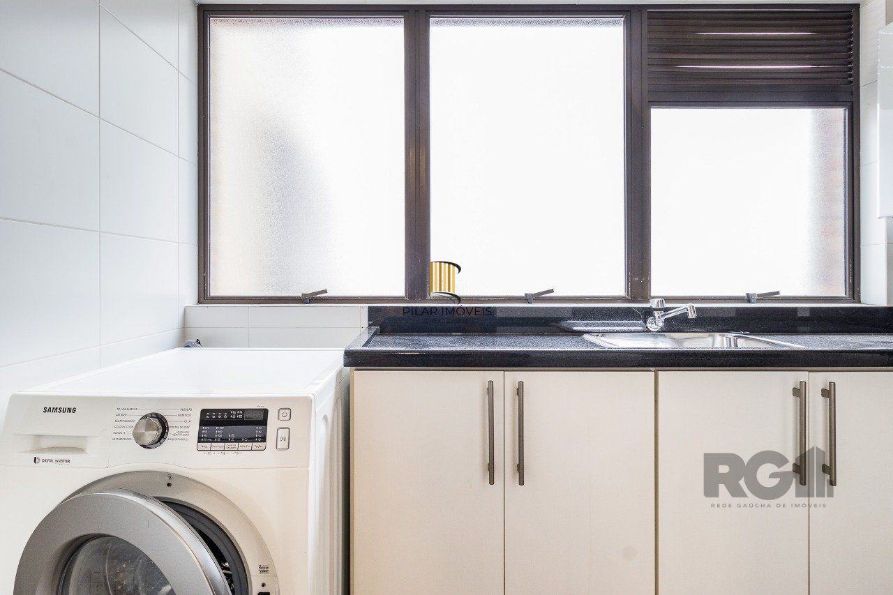 Apartamento de três quartos, suíte e duas vagas de garagem no bairro Mont Serrat em Porto Alere,