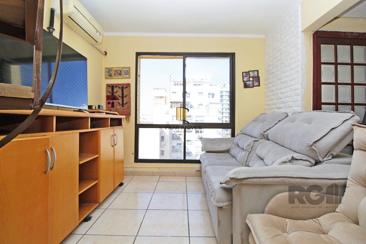 Vende Apartamento de cobertura duplex de 2 dormitórios com garagem escriturada e semi-mobiliado, no bairro Cidade Baixa.