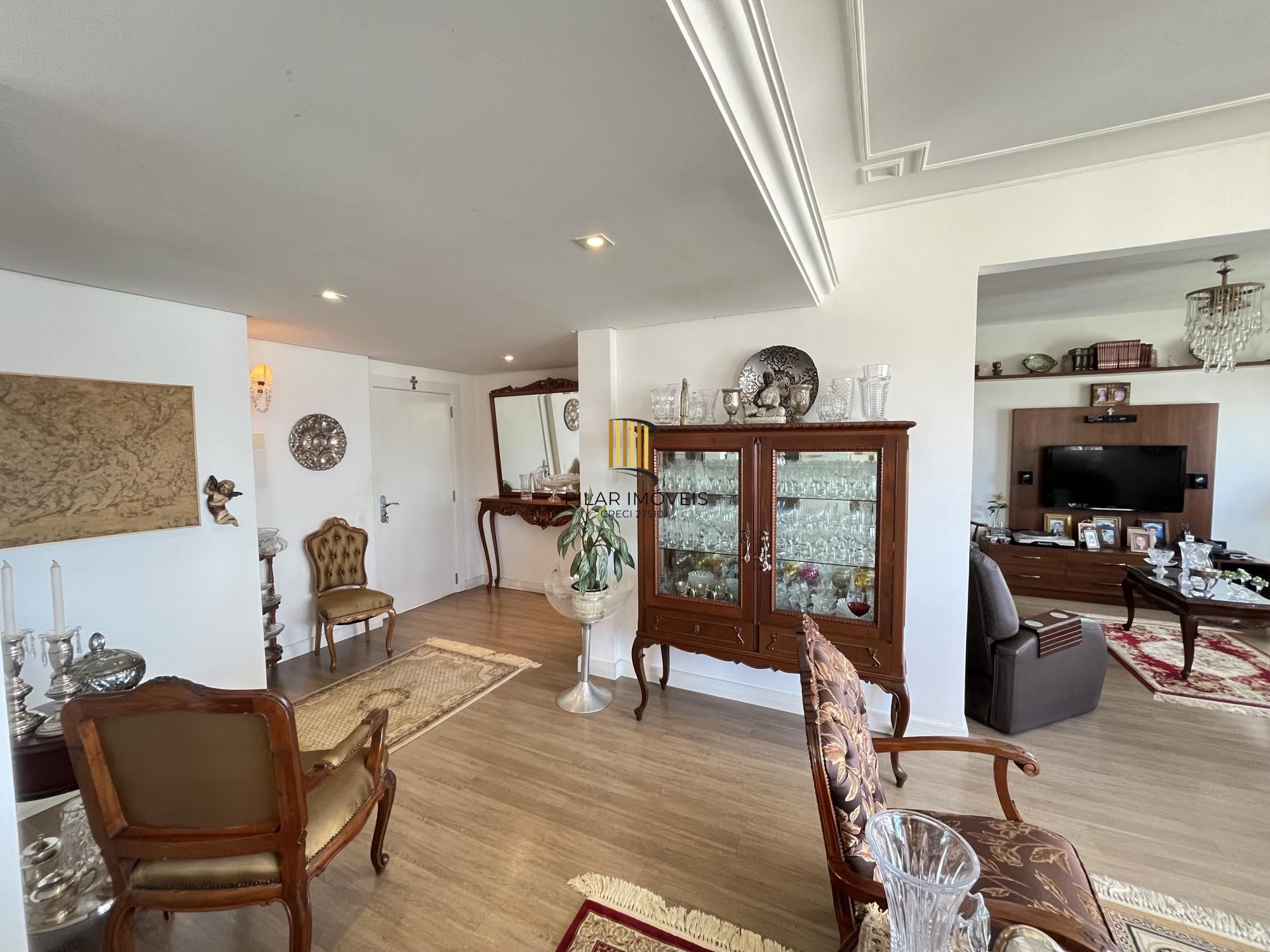 3 quartos, gabinete ou 4º quartos e 1 vaga de garagem junto ao Moinhos de Vento