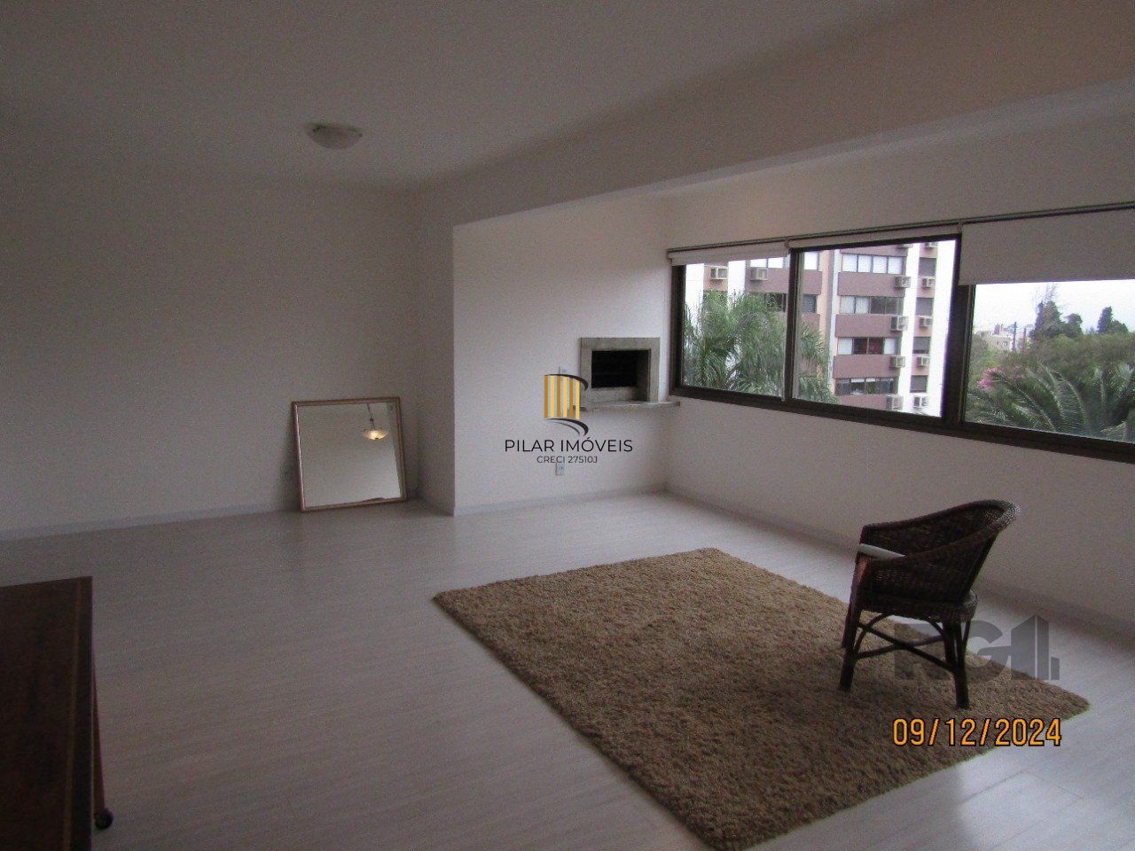 Apartamento de três dormitórios, suíte e duas vagas de garagem no bairro Higienópolis em Porto Alegre.