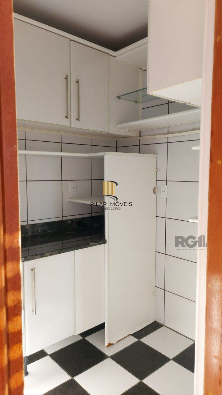 Apartamento de dois dormitórios com uma vaga de garagem no bairro Cristal em Porto Alegre.