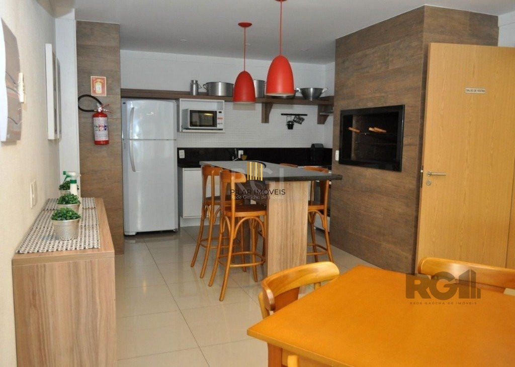 Apartamento de um quarto, suíte e uma vaga de garagem no bairro Santa Cecilia em Porto Alegre.