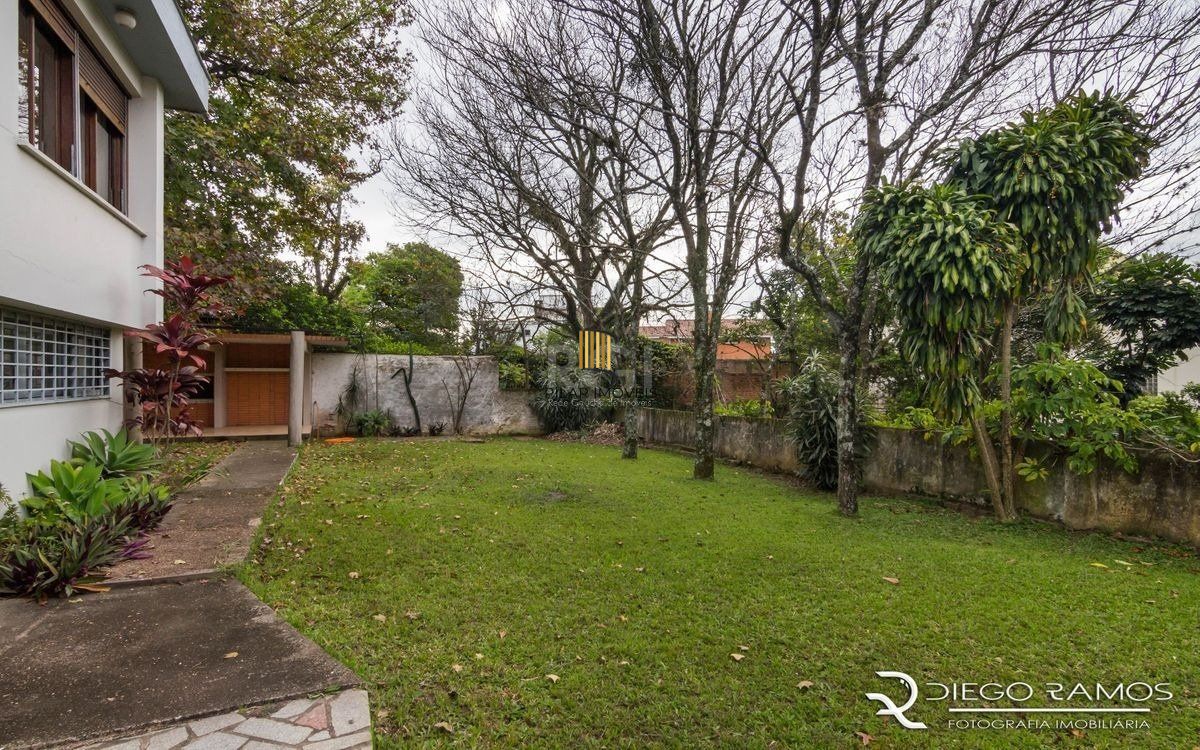 Venda de casa residencial 25,00m x 80,00m- Menino Deus. 4 vagas, 4 dormitórios, sendo 1 suíte, 1 varanda, lareira e churrasqueira.