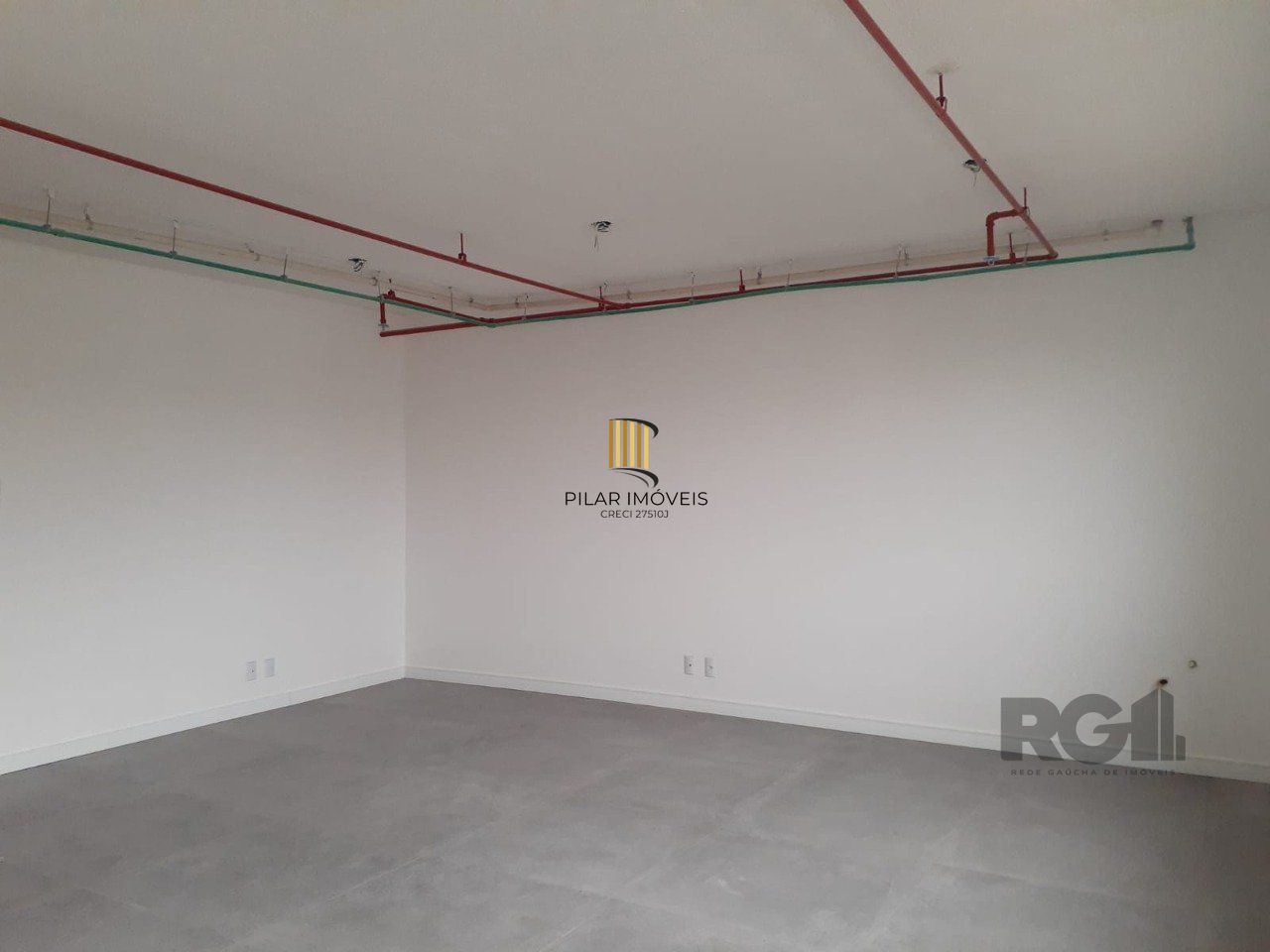 Excelente sala comercial no Menino Deus, com uma vaga de garagem.