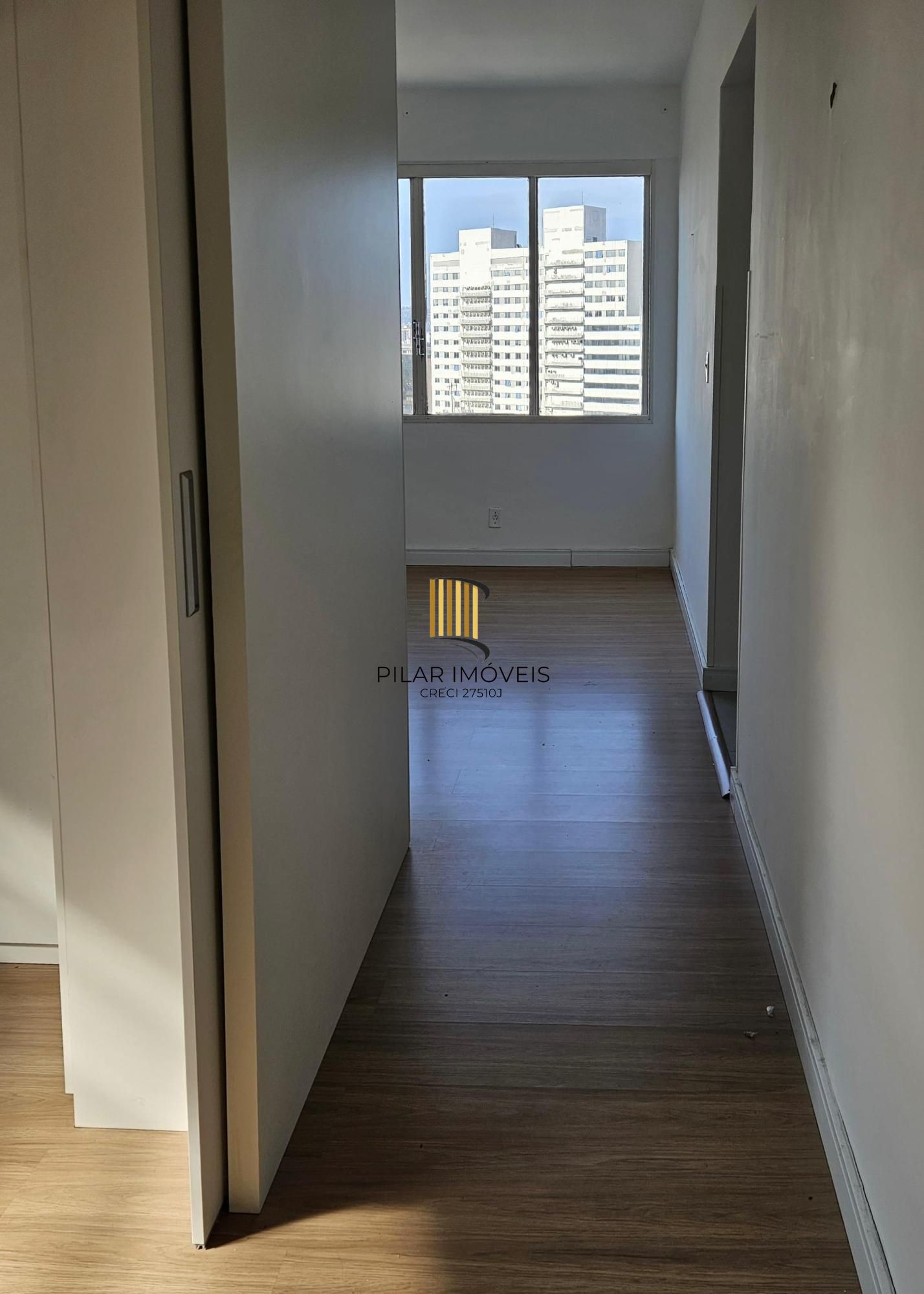 Apartamento com um quarto e uma vaga de garagem no centro de Porto Alegre