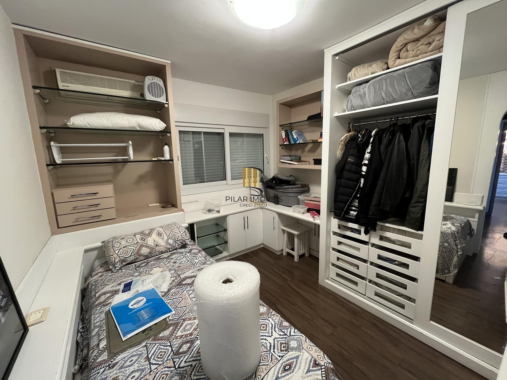 Casa de 3 quartos, todos suítes e 2 vagas de garagem no bairro Boa Vista em POA
