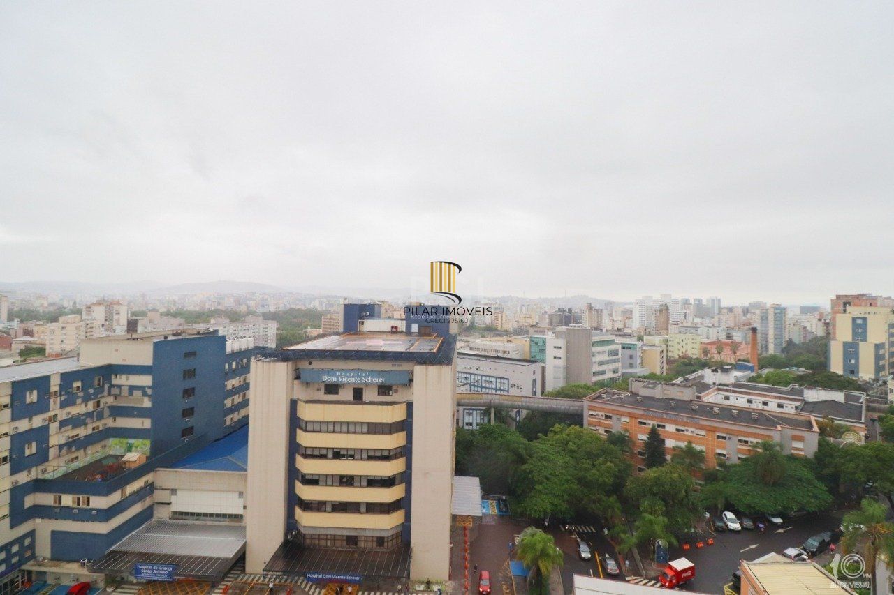 Apartamento á venda com 3 dormitórios com 1 suíte com sacada + 2 sacadas na sala e living, 233,85M²  e 1 vaga de garagem escriturada e coberta, no Bairro Independência em Porto Alegre.